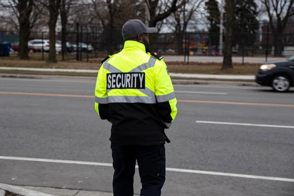 Primer Plano Guardia Seguridad Vigilando Zona Aparcamiento — Foto de Stock