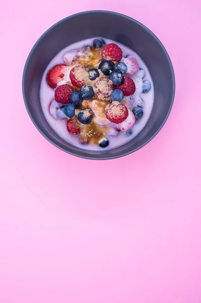 Bowl Yogurt Raspberries Blueberries Powder Isolated Pubackground — Stock Photo, Image