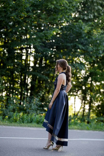 Una Calda Donna Caucasica Bionda Dal Indossa Vestito Blu Nel — Foto Stock