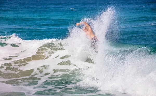 Breathtaking Shot Surfer Maneuvering Wave — Zdjęcie stockowe