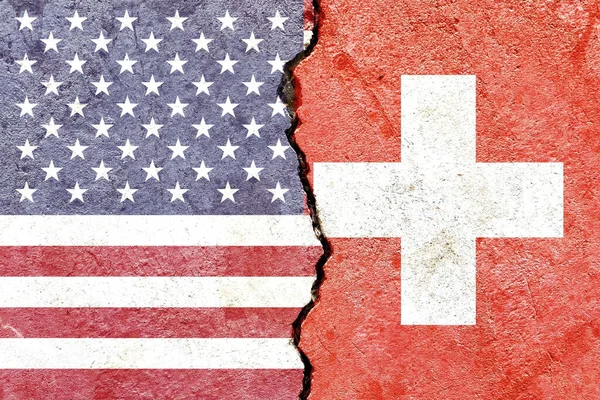 Прапори Сша Швейцарії Поверхні Потрісканої Стіни — стокове фото