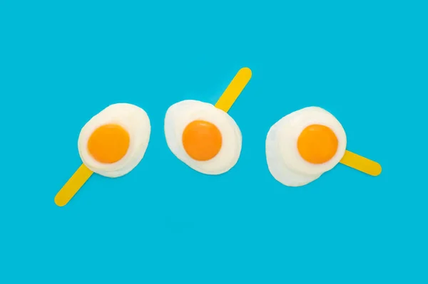 Dondurma Çubuğunda Boyutlu Yumurta Rendeleme Yaz Için Mavi Arka Plan — Stok fotoğraf