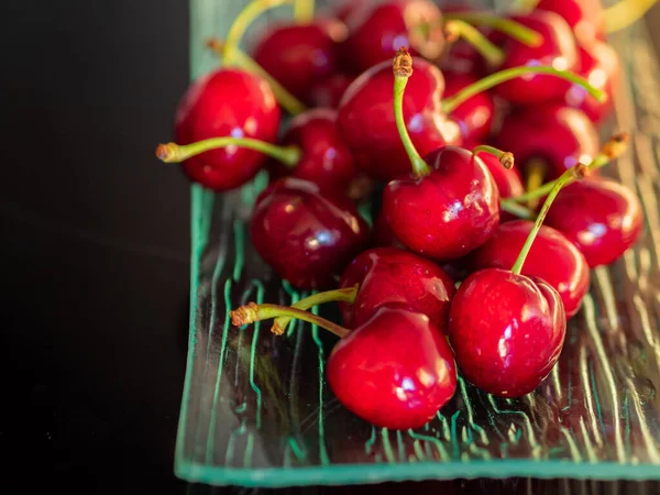 Cerises Rouges Fraîches Sur Une Assiette Verre — Photo