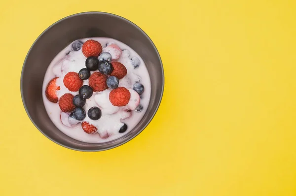 Överblick Över Yoghurt Med Färska Hallon Och Blåbär Skål Isolerad — Stockfoto