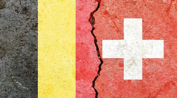 比利时和瑞士的国旗在裂缝的墙面上 — 图库照片