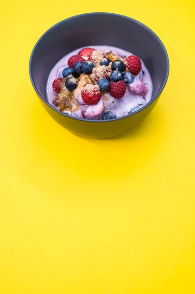 Bowl Yogurt Raspberries Blueberries Powder Isolated Yellbackground — Stock Photo, Image