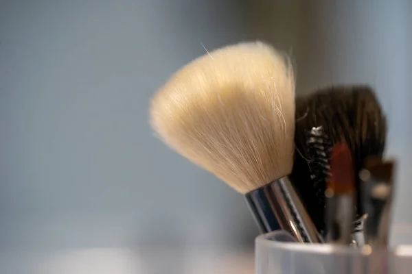 Una Toma Selectiva Enfoque Diferentes Tipos Cepillos Maquillaje Soporte Plástico —  Fotos de Stock
