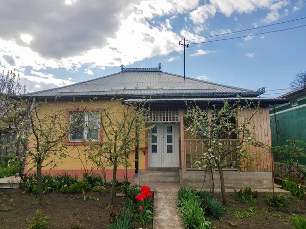 Primer Plano Una Acogedora Casa Antigua Flores Patio Delantero Campo — Foto de Stock