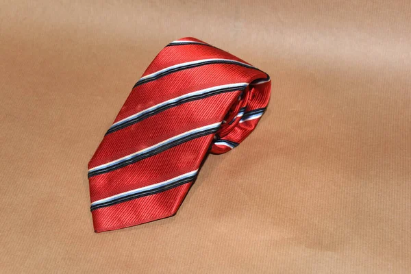 Μια Κόκκινη Γραβάτα Στο Τραπέζι — Φωτογραφία Αρχείου