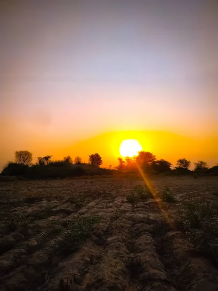 Pionowe Ujęcie Wiejskiego Krajobrazu Podczas Malowniczego Zachodu Słońca — Zdjęcie stockowe