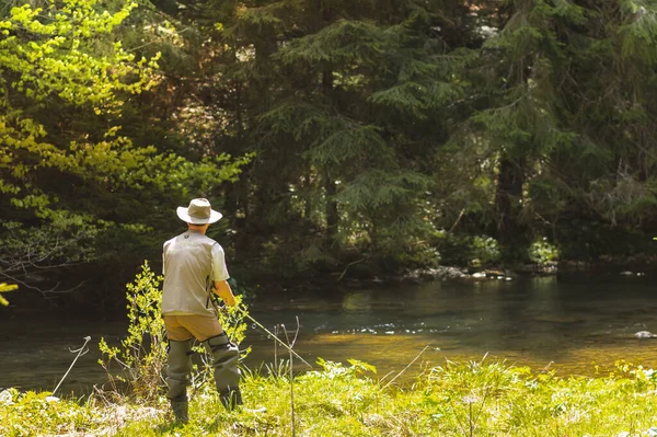 Una Vista Trasera Hombre Con Ropa Especial Pesca Una Orilla — Foto de Stock