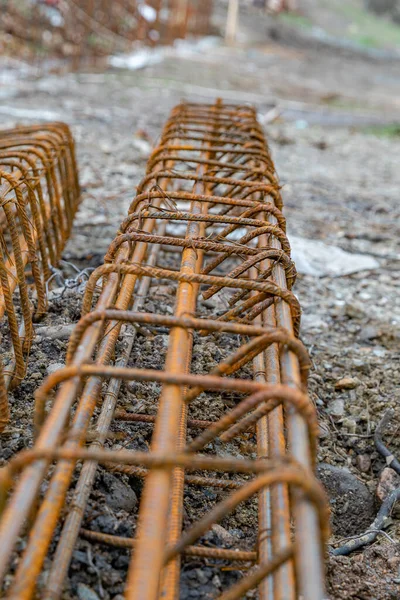 Pionowy Strzał Zardzewiałych Ram Armatury Izolowane Ziemi Przemysł — Zdjęcie stockowe