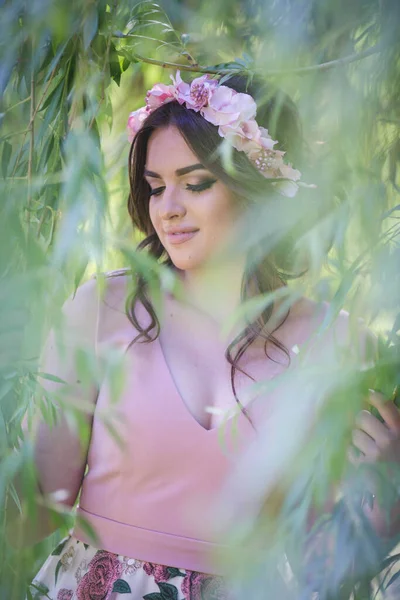 Una Bella Donna Caucasica Con Abito Sera Una Lunetta Floreale — Foto Stock