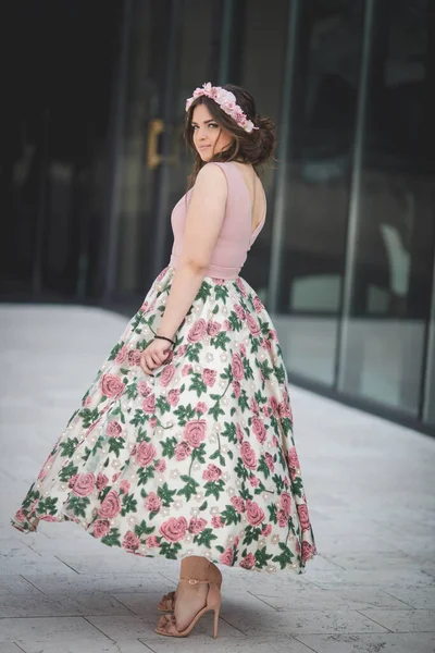 Ένα Κάθετο Πλάνο Μιας Νεαρής Καυκάσιας Γυναίκας Ρομαντικό Φόρεμα Λουλούδια — Φωτογραφία Αρχείου
