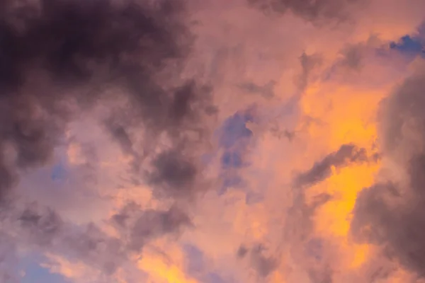 夕暮れ時のピンクと紫の積雲が美しい青空 — ストック写真