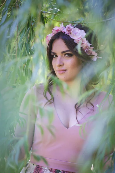 Retrato Uma Atraente Mulher Caucasiana Vestindo Uma Faixa Floral Vista — Fotografia de Stock