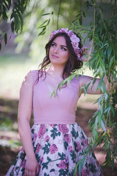 Atrakcyjna Biała Kobieta Ubrana Elegancką Sukienkę Kwiatową Obok Drzewa — Zdjęcie stockowe