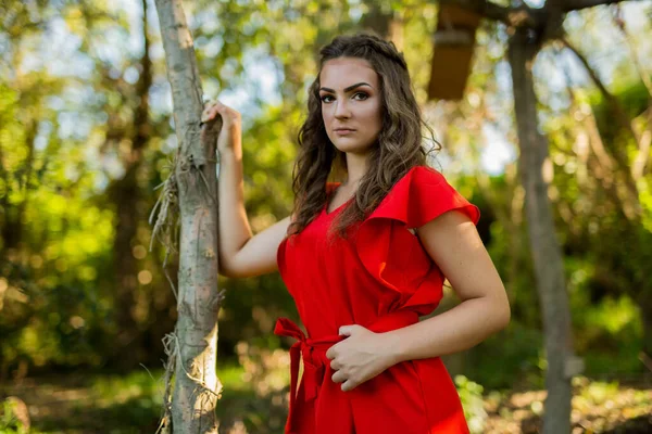 Parkta Kırmızı Elbiseli Güzel Beyaz Bir Kadın Poz Veriyor — Stok fotoğraf