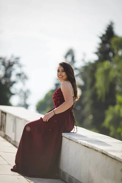 Colpo Verticale Una Donna Caucasica Elegante Sorridente Abito Sera Rosso — Foto Stock