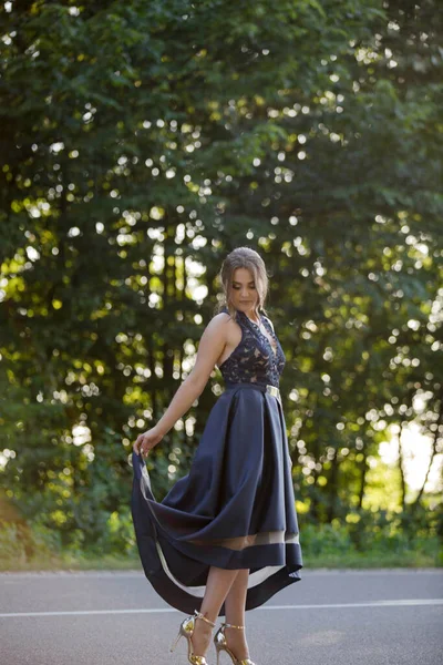 Parkta Koyu Mavi Elbiseli Ağır Makyajlı Seksi Bir Beyaz Kadın — Stok fotoğraf