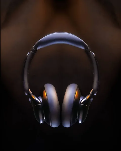 Vertical Shot Wireless Headphone Blurry Dark Background — Stock Photo, Image