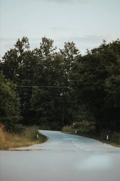 田舎を抜ける空のアスファルトの道 — ストック写真