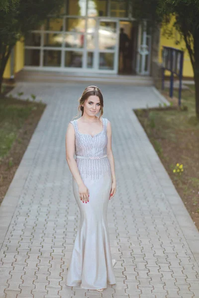 Приваблива Кавказька Жінка Одягнена Елегантну Довгу Срібну Сукню Парку — стокове фото