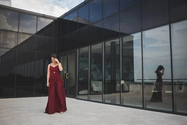 Uma Mulher Caucasiana Atraente Vestindo Vestido Longo Borgonha Elegante Fundo — Fotografia de Stock