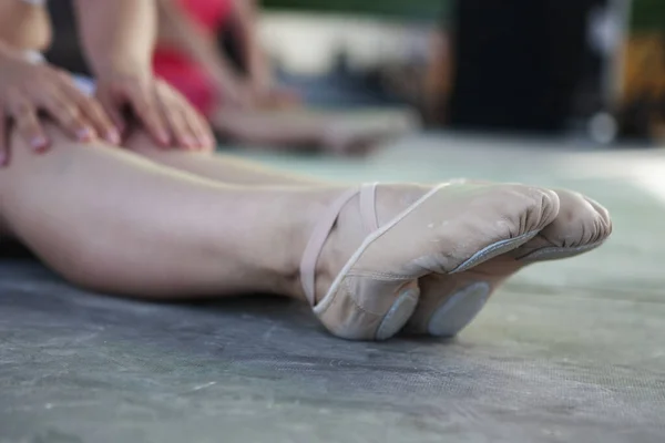 芭蕾舞演员的脚在浮子上伸展时的特写 — 图库照片
