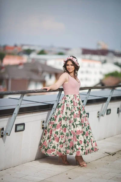Una Atractiva Hembra Caucásica Con Elegante Vestido Floral Largo Apoyado — Foto de Stock