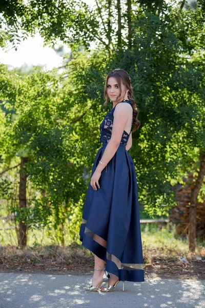 一位漂亮的白人女性 身穿优雅的深蓝色连衣裙 在公园里摆姿势 — 图库照片