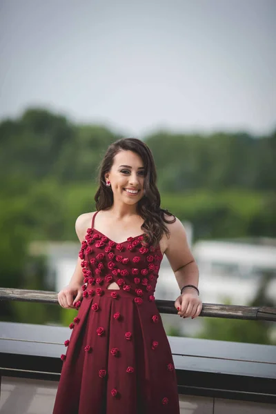 Tiro Vertical Uma Mulher Branca Sorridente Vestido Noite Vermelho Apoiando — Fotografia de Stock