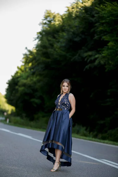 Una Atractiva Hembra Caucásica Con Elegante Vestido Azul Oscuro Posando — Foto de Stock