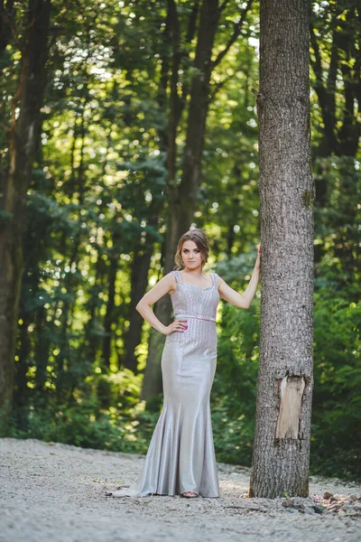 Colpo Verticale Elegante Femmina Caucasica Abito Sera Bianco — Foto Stock