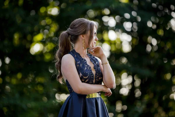 Porträt Einer Eleganten Kaukasischen Frau Einem Blauen Abendkleid — Stockfoto