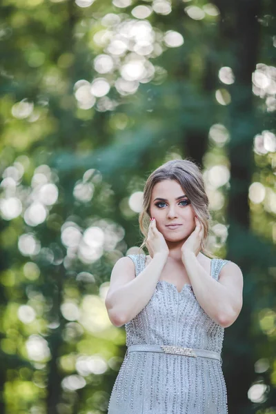 Una Attraente Femmina Caucasica Indossa Elegante Abito Lungo Argento Posa — Foto Stock