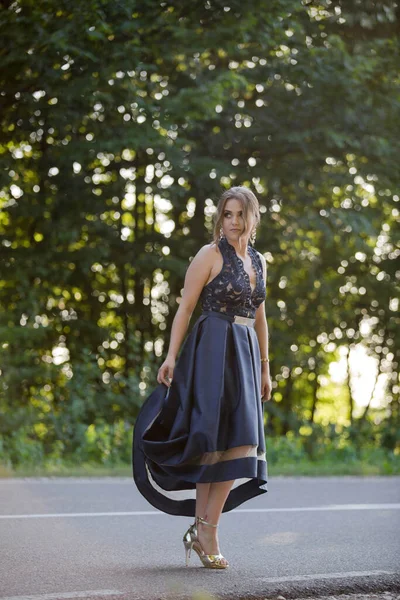 Snygg Vit Kvinna Elegant Blå Klänning Som Poserar Park — Stockfoto