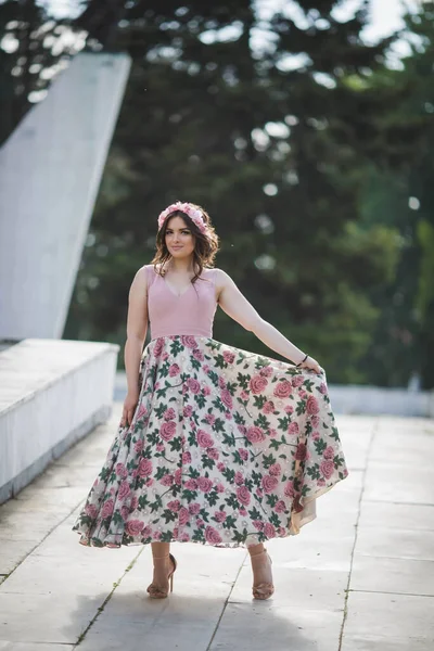 Egy Vonzó Kaukázusi Elegáns Hosszú Virágos Ruhában Pózol Egy Parkban — Stock Fotó