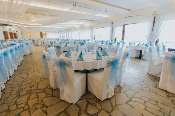 Пустой Ресторан Столами Покрытыми Белой Синей Посудой Готовый Церемонии — стоковое фото
