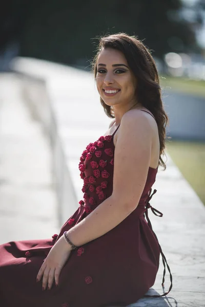 Uma Mulher Caucasiana Feliz Com Covinhas Vestido Noite Bordô Posando — Fotografia de Stock