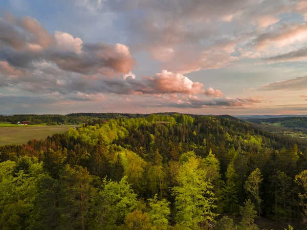 Letecký Snímek Krajiny Lesy Krásným Panoramatem Mraky — Stock fotografie