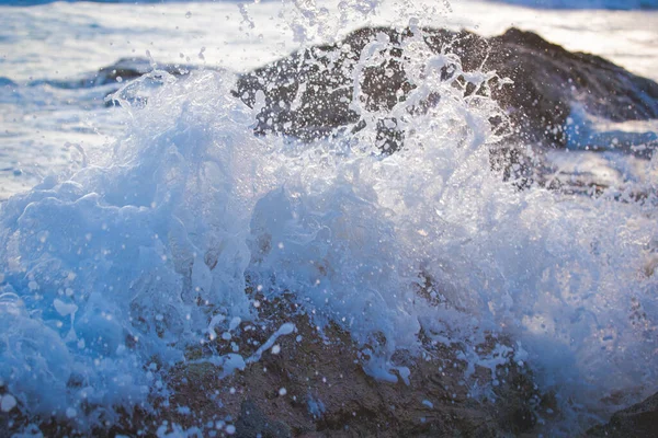 Detailní Záběr Mořské Vody Šplouchající Skály — Stock fotografie
