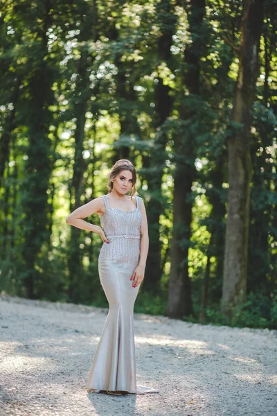 Colpo Verticale Elegante Femmina Caucasica Abito Sera Bianco Piedi Una — Foto Stock