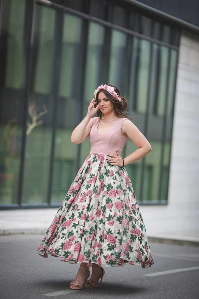 Μια Ελκυστική Καυκάσια Γυναίκα Φορώντας Ένα Κομψό Μακρύ Floral Φόρεμα — Φωτογραφία Αρχείου