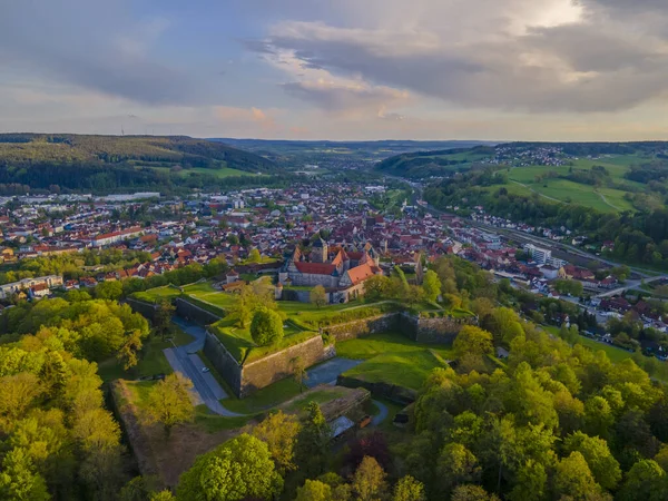 Flygbild Ett Landskap Med Gammal Stadsarkitektur Och Gröna Fält — Stockfoto