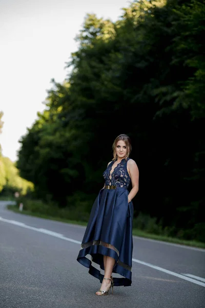 Una Attraente Femmina Caucasica Indossa Elegante Abito Blu Scuro Posa — Foto Stock