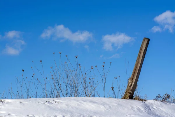 Drewniany Kij Śniegu Tle Pięknego Nieba Francja — Zdjęcie stockowe