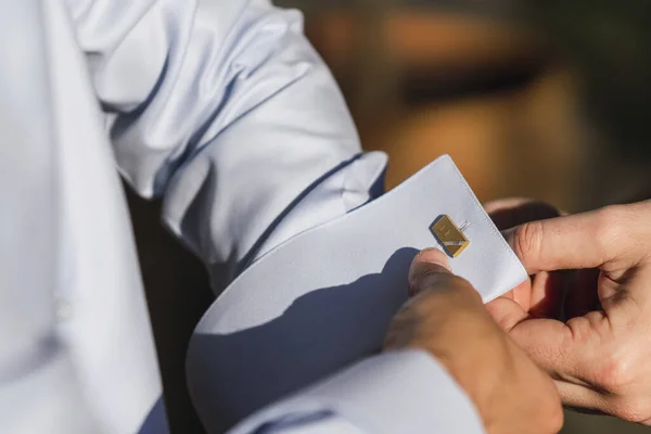 Primer Plano Novio Abotonando Gemelos Preparándose Para Una Boda —  Fotos de Stock