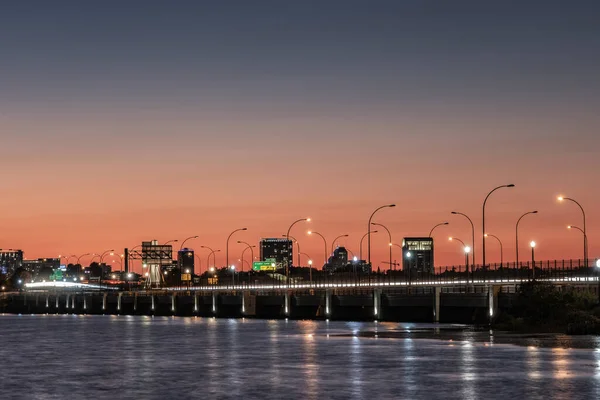 Belo Tiro Uma Ponte Urbana Iluminada Noite Fundo Pôr Sol — Fotografia de Stock