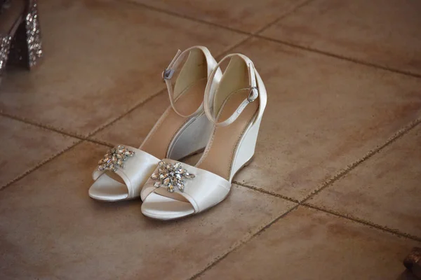Brautschuhe Mit Glänzenden Steinen Auf Dem Boden — Stockfoto